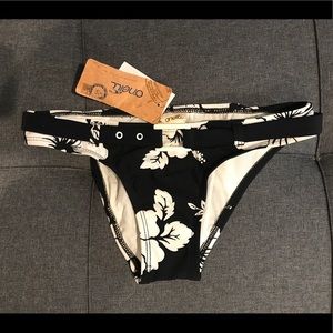 O’Neill XS Black and White Floral Bikini Bottom